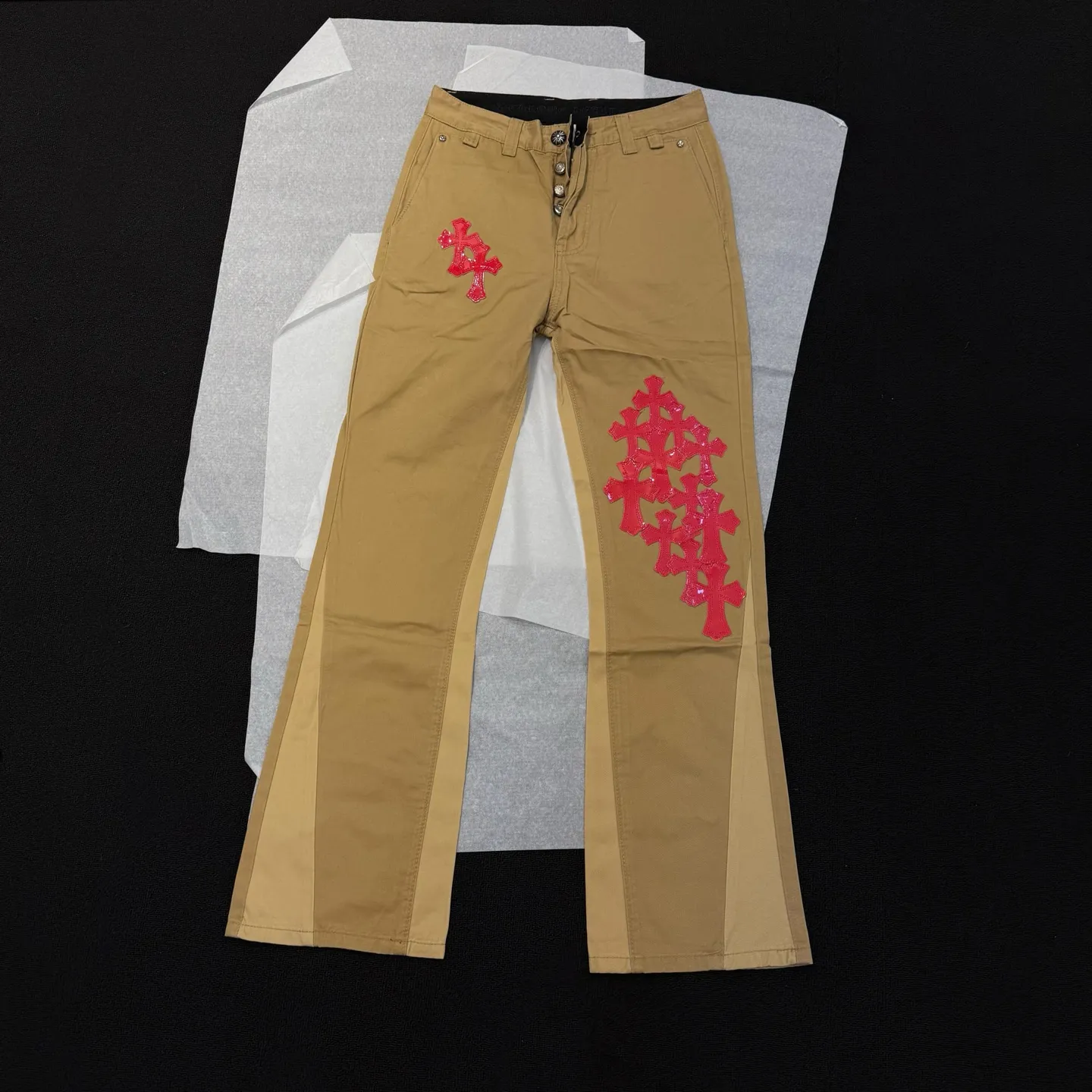 P280 Style number: D373 Chrome hearts Chrome hearts khaki stitching red leather bootcut jeans, truly restoring the ultimate vintage texture Size: 28, 30, 32, 34, 36 (S-XXL) Color: khaki stitching Size reference # 28 pants length 100 waist circumference 72 30 pants length 102 waist circumference 76 32 pants length 104 waist circumference 80 34 pants length 106 waist circumference 84 36 pants length 108 waist circumference 88